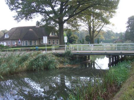 Helenaveen : Soemeersingel, fährt man über diese Brücke, so gelangt man zum Besucher Parkplatz NSG Mariapeel ( links im Bild ein rietgedecktes Haus ).
